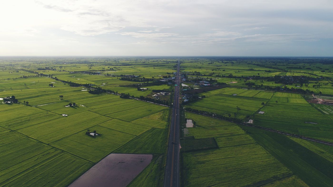 Vista aérea de tierra con vocación de desarrollo junto a una vía